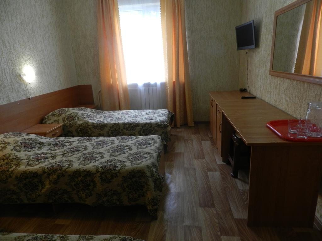 Трехместный (Трехместный номер с общей ванной комнатой на 2 номера) гостиницы Катальпа, Волгодонск