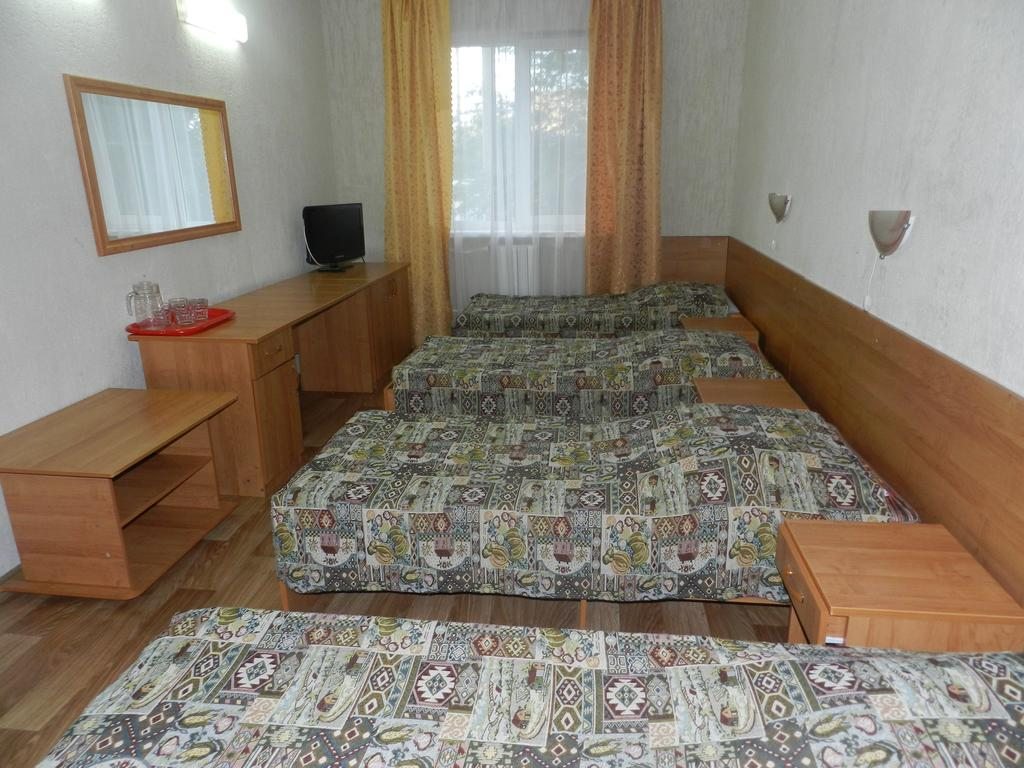 Четырехместный (Четырехместный номер с общей ванной комнатой на 2 номера) гостиницы Катальпа, Волгодонск