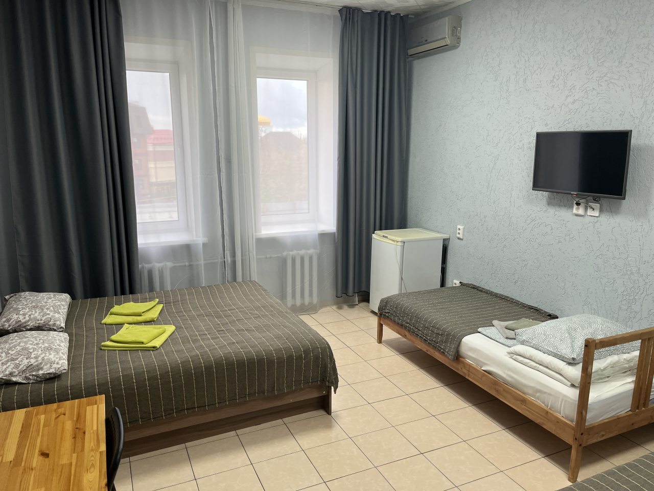 Стандартный четырехместный номер с ванной комнатой