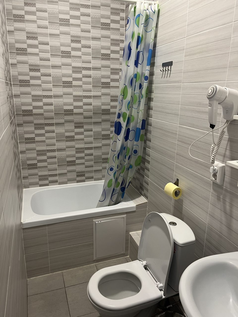 Стандартный четырехместный номер с ванной комнатой