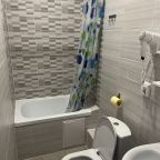 Стандартный четырехместный номер с ванной комнатой