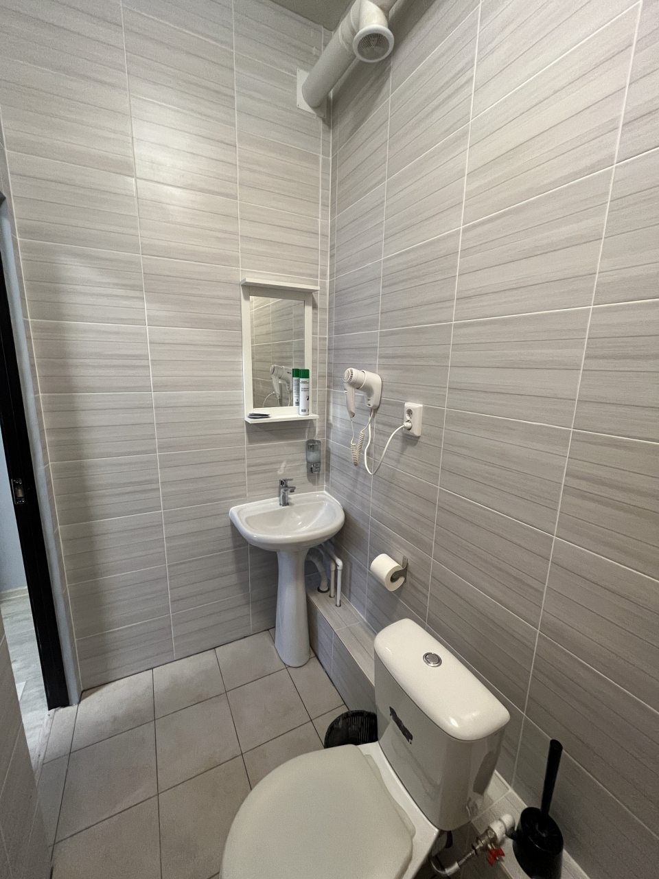 Стандартный трехместный номер с ванной комнатой