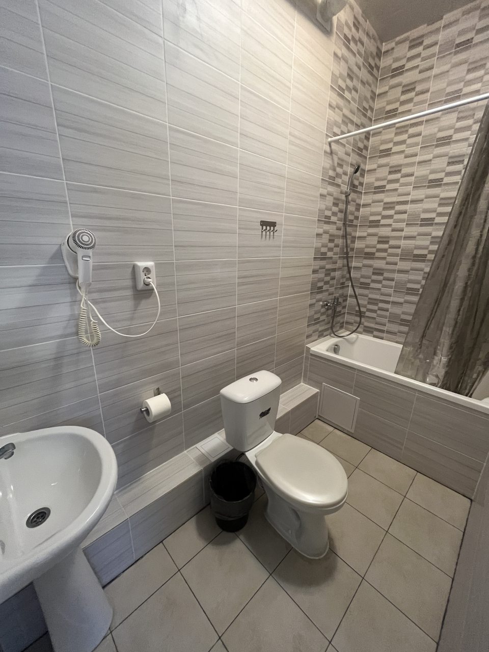 Стандартный трехместный номер с ванной комнатой