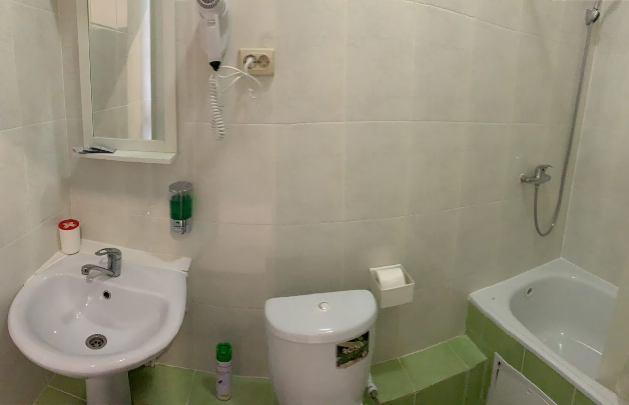 Стандартный трехместный номер с ванной комнатой