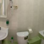 Стандартный трехместный номер с ванной комнатой