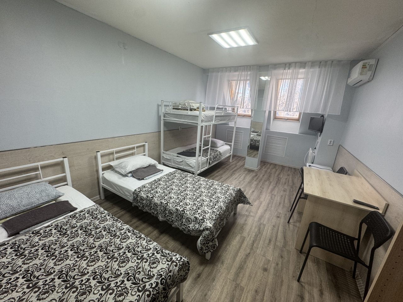 Четырехместный номер с общей ванной комнатой на мансарде