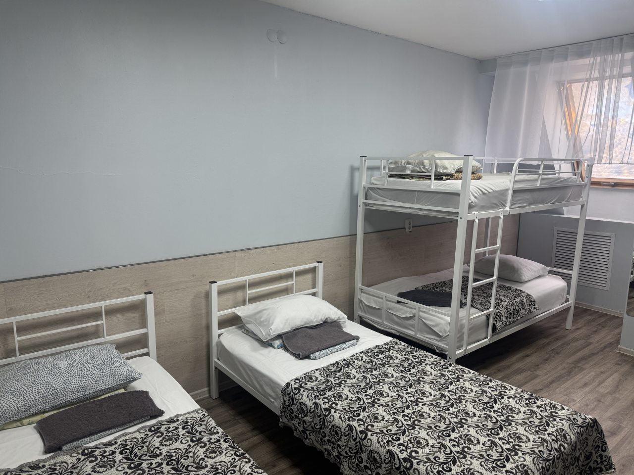 Четырехместный номер с общей ванной комнатой на мансарде