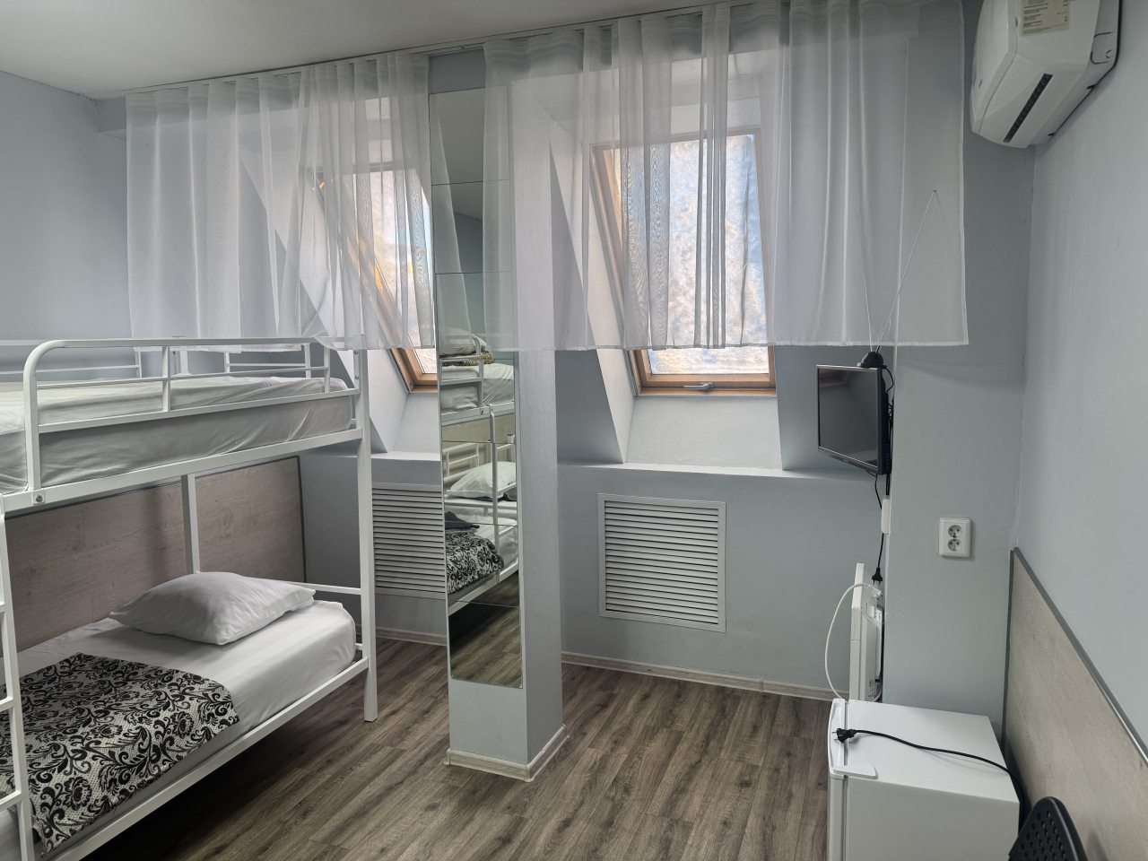 Четырехместный номер с общей ванной комнатой на мансарде