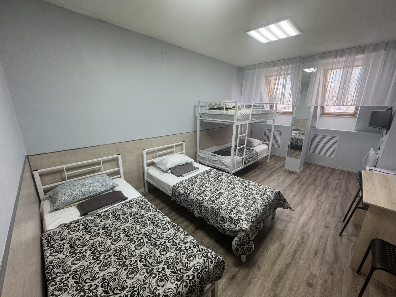 Четырехместный номер с общей ванной комнатой на мансарде