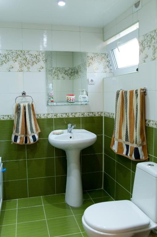 Трехместный (Трехместный номер с ванной комнатой) гостевого дома Рафаэль, Пляхо, Краснодарский край