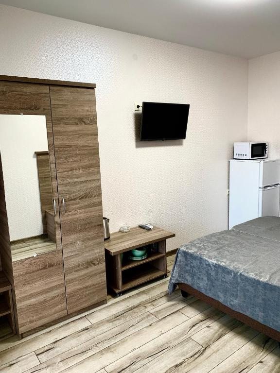 Двухместный (Двухместный номер с двуспальной кроватью и дополнительной кроватью) гостевого дома Рафаэль, Пляхо, Краснодарский край