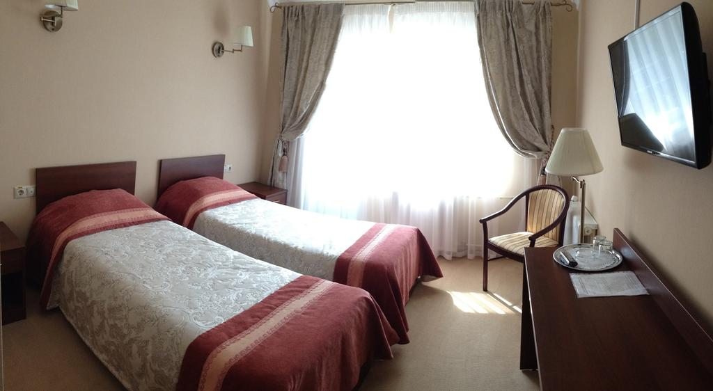 Двухместный (Двухместный номер с 2 отдельными кроватями и балконом) отеля Чайковский на Мира