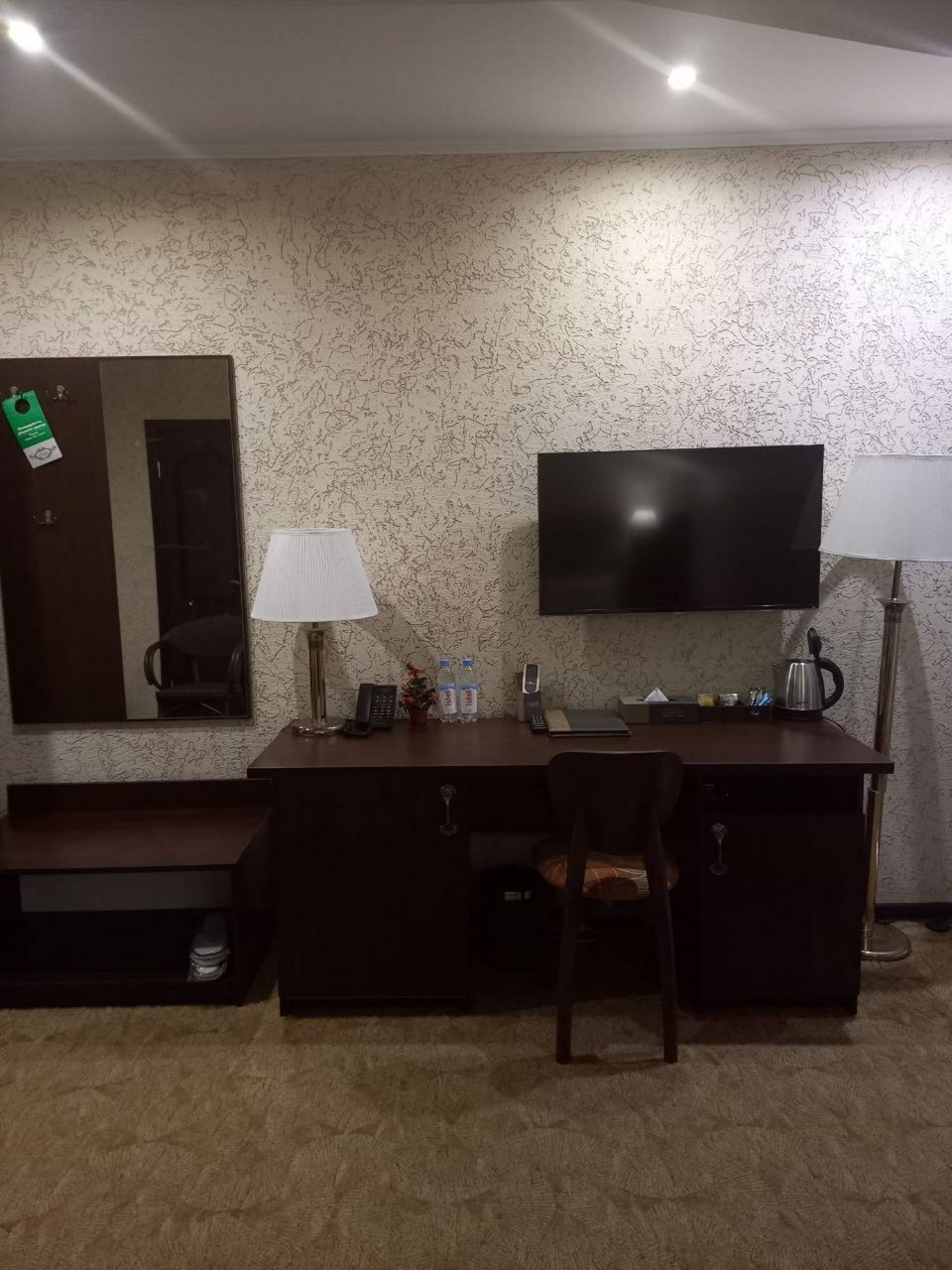 Телевизор и рабочий стол в номере