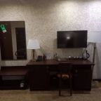 Телевизор и рабочий стол в номере