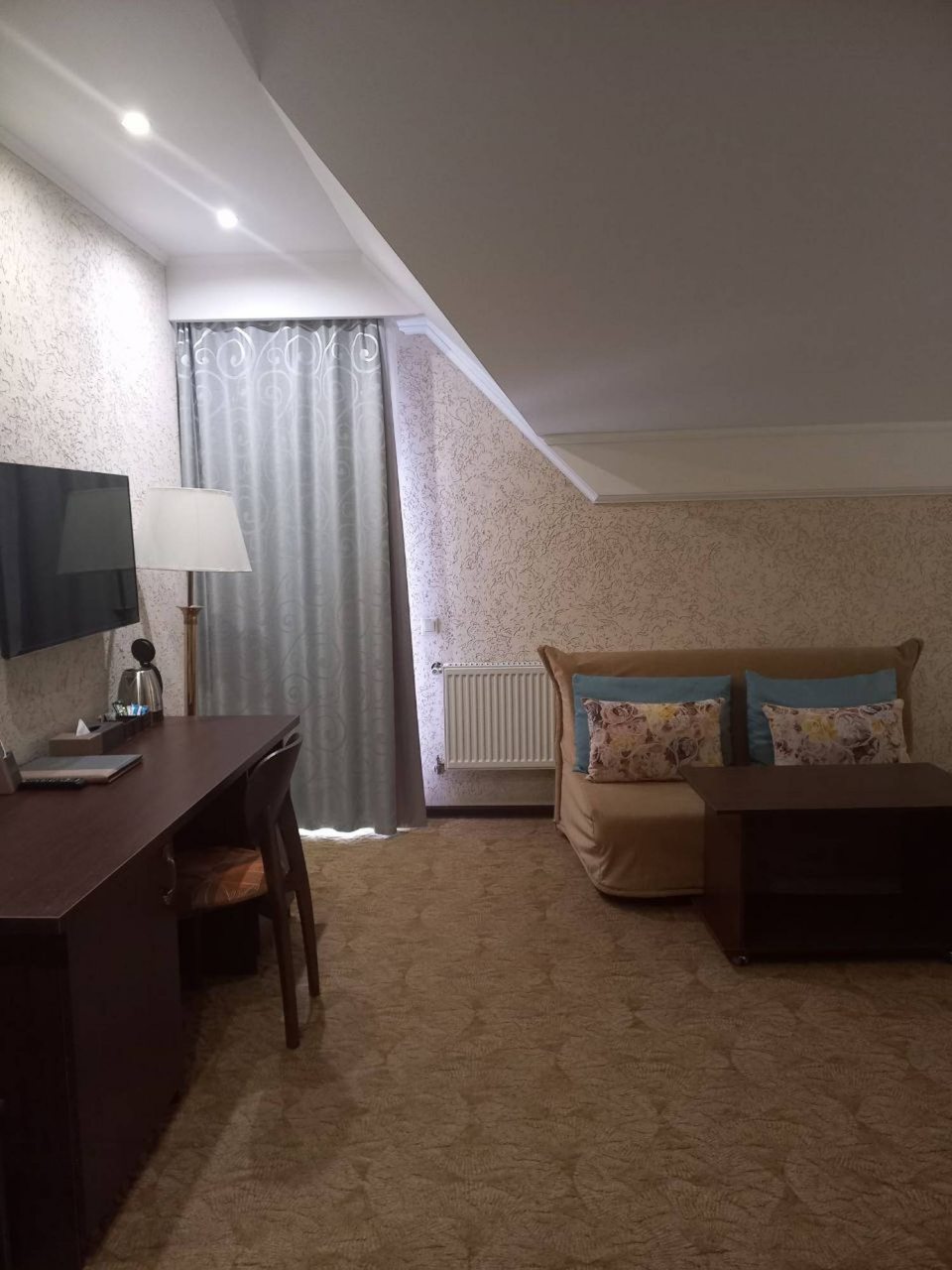 Кресло-кровать, дверь на балкон