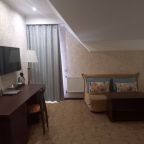 Кресло-кровать, дверь на балкон