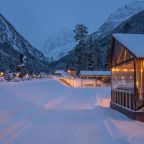 Качели, Отель ТауРух