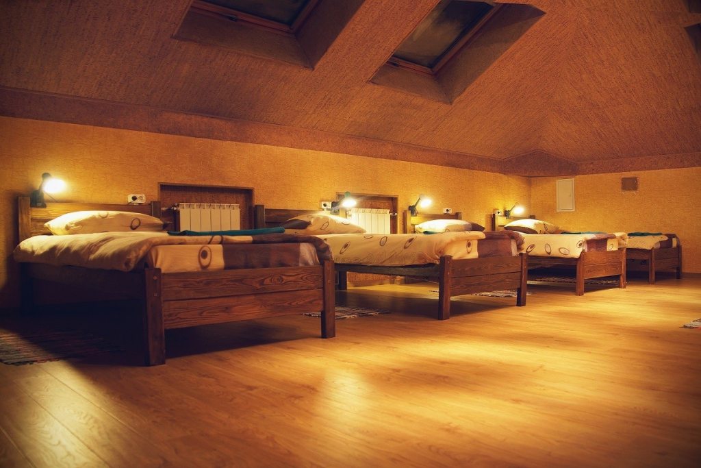 Кровати в семиместном общем номере для мужчин и женщин. Хостелы Рус-Иркутск на Марата
