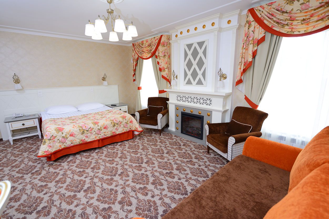 Полулюкс (NEO), Отель Cronwell Inn Стремянная