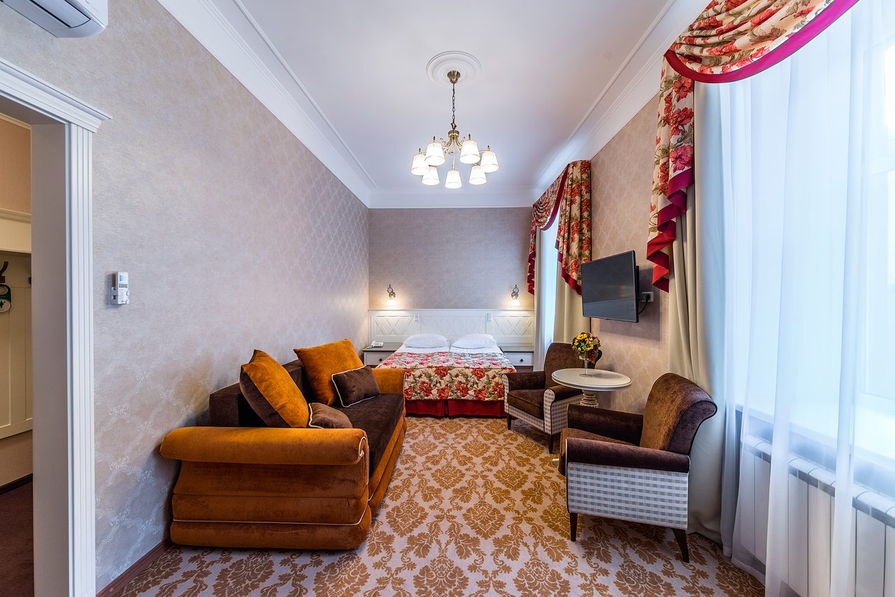 Полулюкс (NEO), Отель Cronwell Inn Стремянная