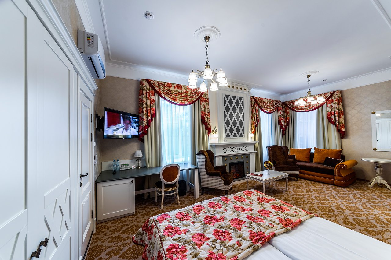 Полулюкс (NEO), Отель Cronwell Inn Стремянная