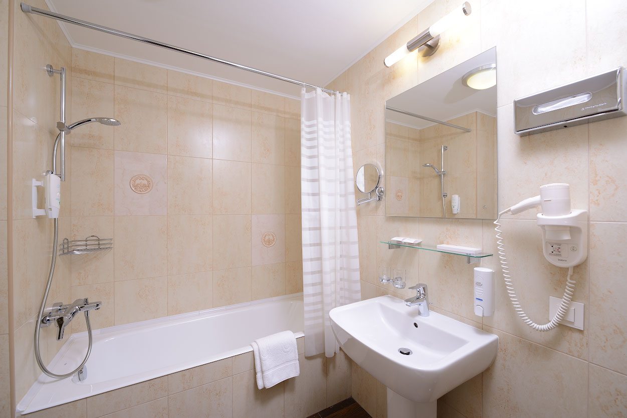 Полулюкс (NEO), Отель Cronwell Inn Стремянная