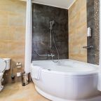 Полулюкс (NEO), Отель Cronwell Inn Стремянная