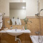 De Luxe, Гостиница Гала-Альпик