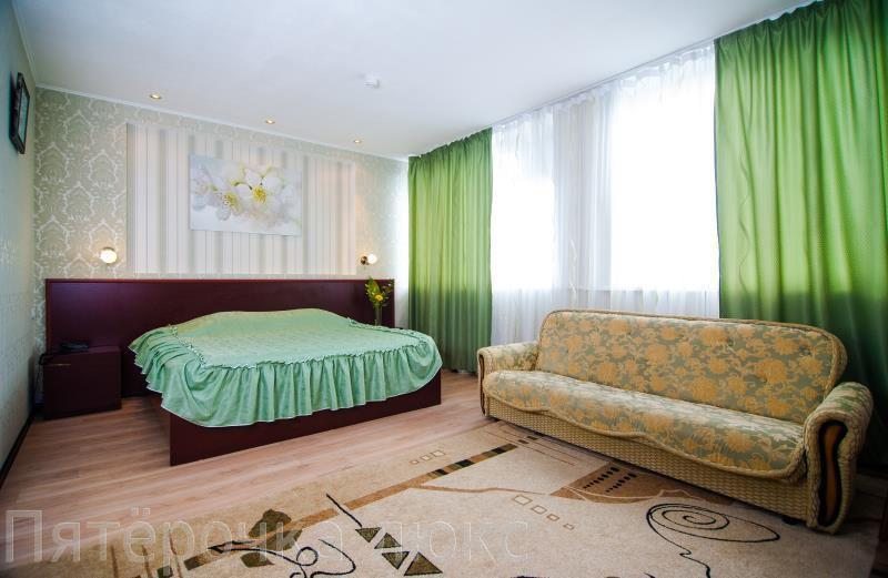 Четырехместный (Улучшенный четырехместный номер) гостиницы Пятёрочка Люкс, Качканар