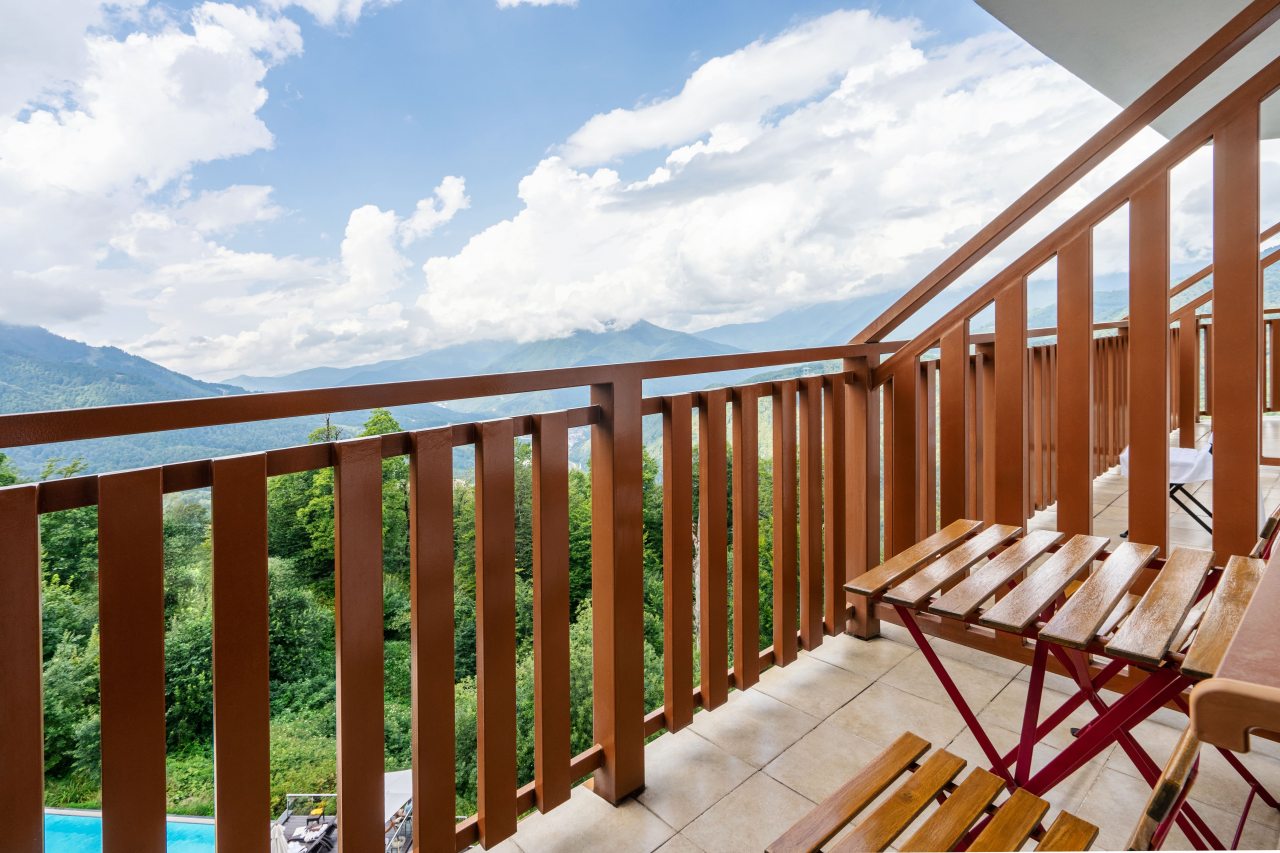 Номер (Полулюкс Wellbeing с балконом и видом на горы), Отель The Garden велнес - Роза Хутор