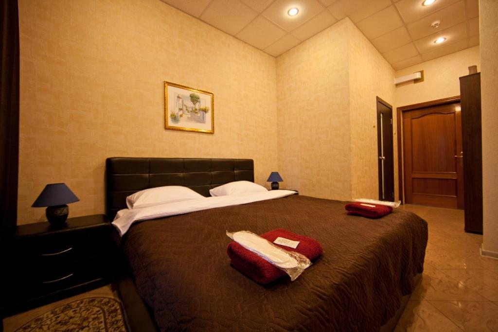Двухместный (Улучшенный номер с кроватью размера «king-size») мини-отеля Ладомир в Филях, Москва