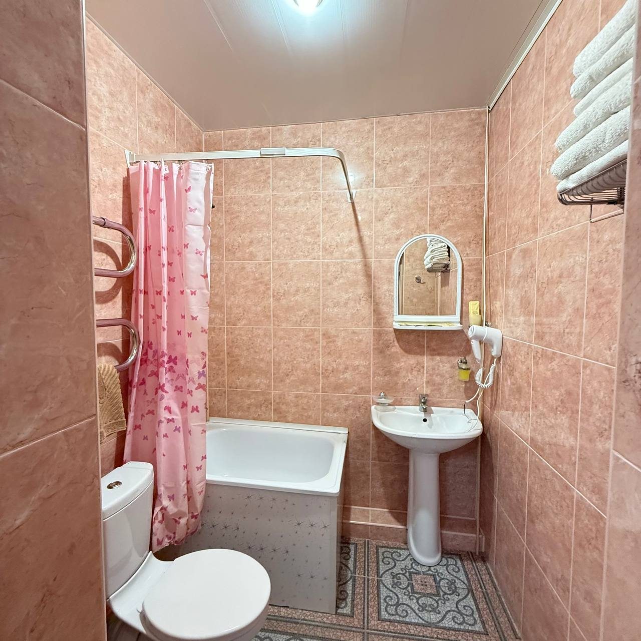 Трехместный (Номер эконом с тремя односпальными кроватями), Отель Къуанч