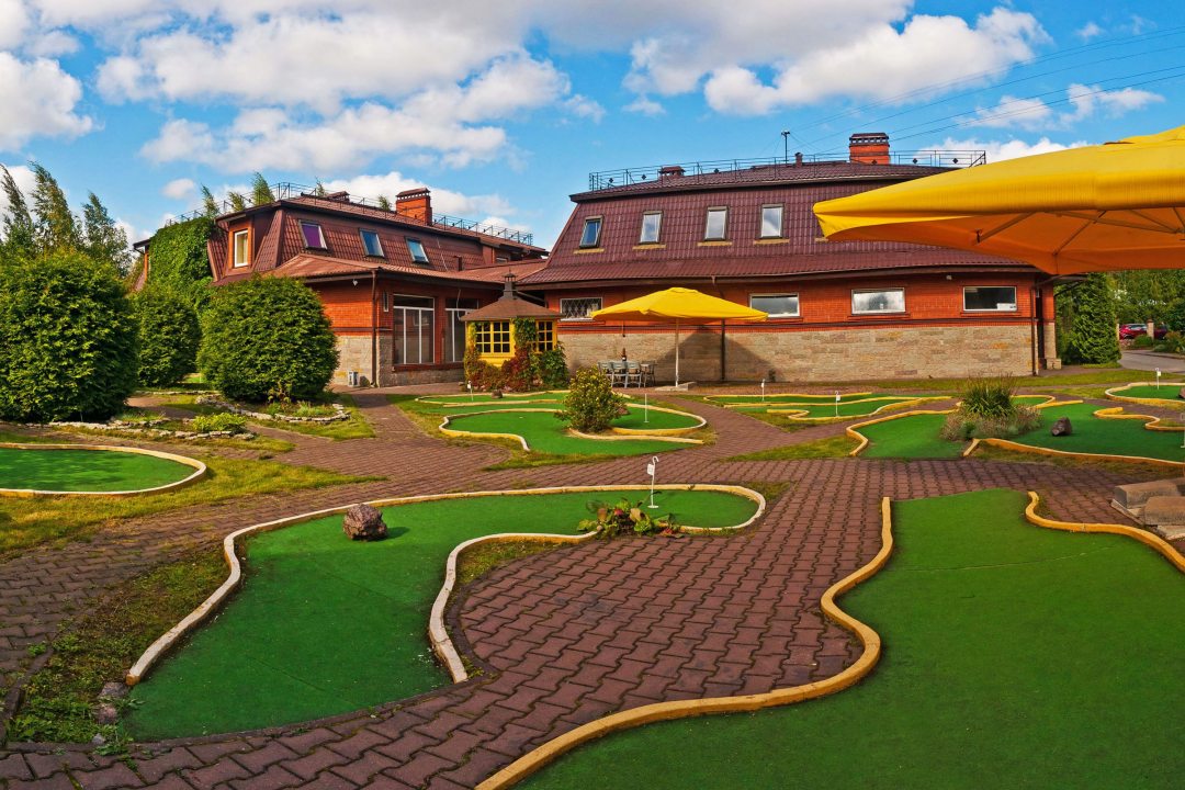 Мини-гольф на территории отеля, Гостиница К-Визит