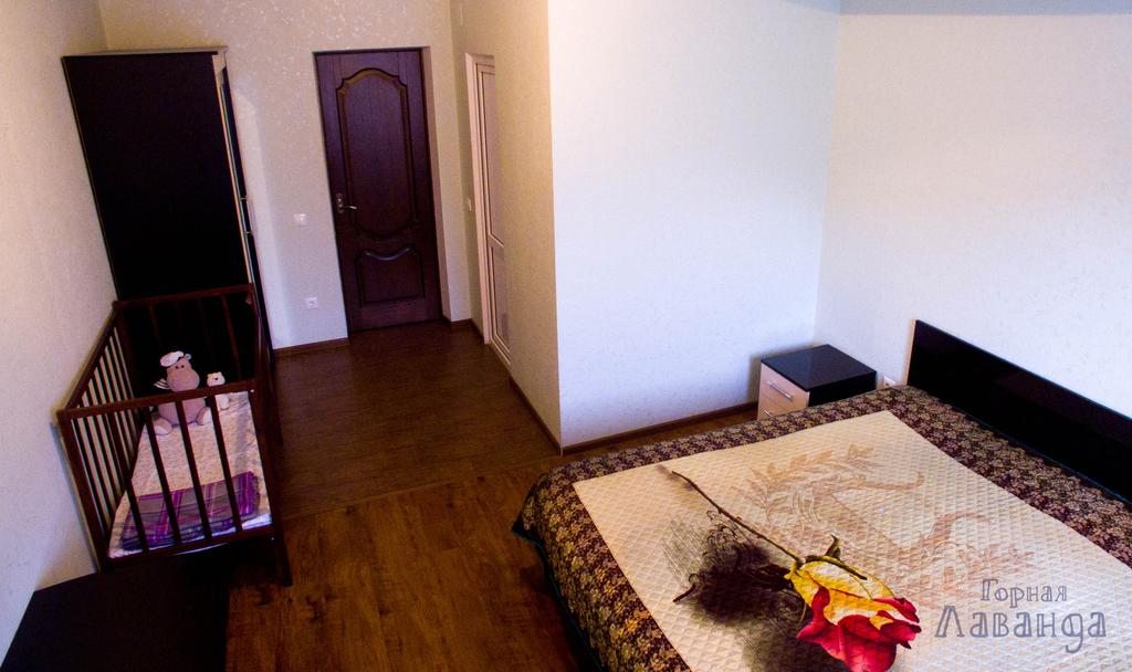 Двухместный (Двухместный номер с 2 отдельными кроватями и дополнительной кроватью) гостевого дома Горная Лаванда, Монастырь