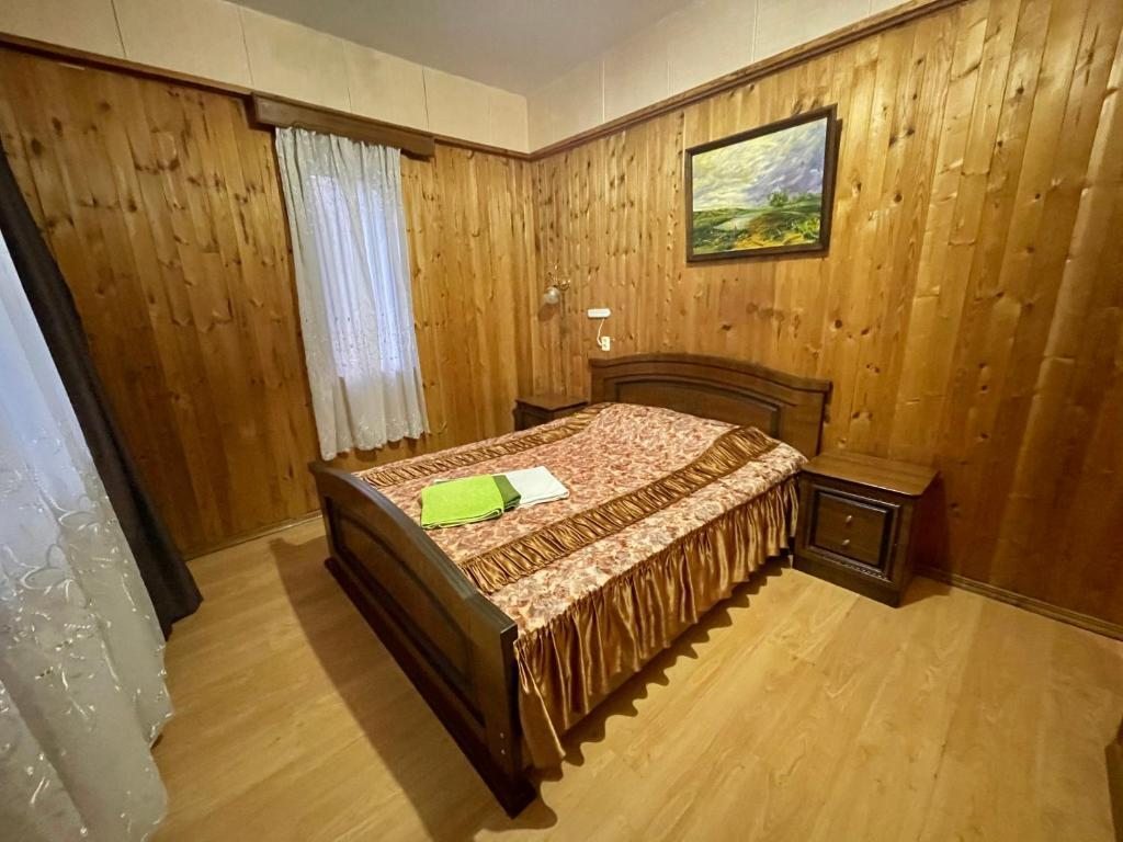 Двухместный (Двухместный номер с двуспальной кроватью и дополнительной кроватью) отеля Монастырская изба, Монастырь
