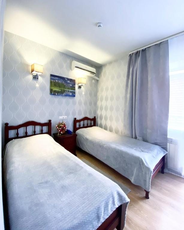 Двухместный (Двухместный номер с 2 отдельными кроватями и дополнительной кроватью) парк-отеля Золотой берег, Крестовая Поляна