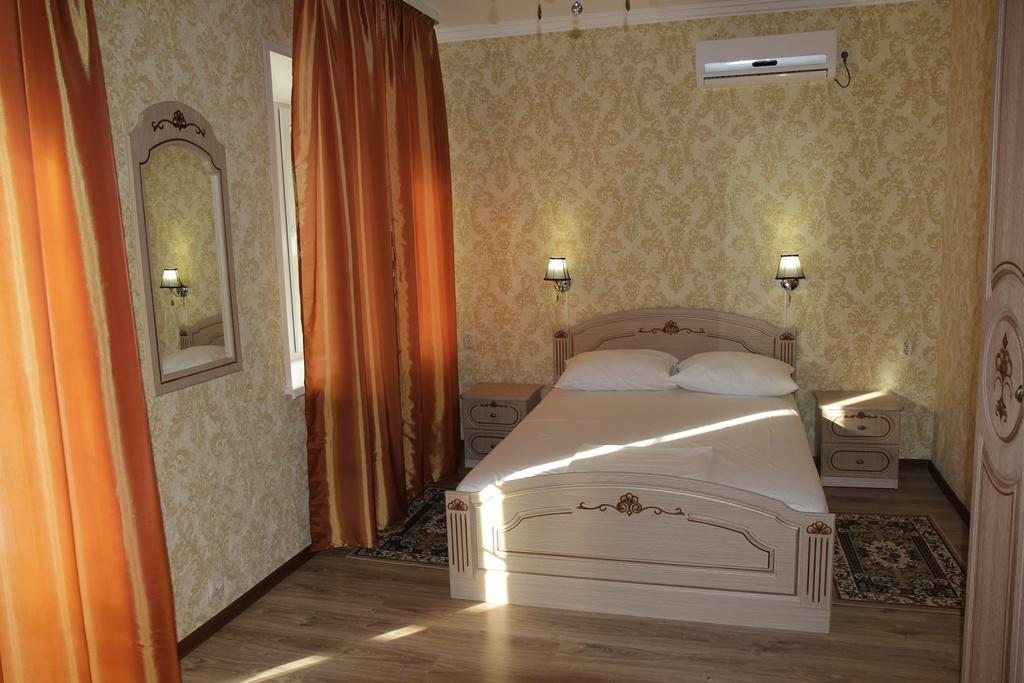 Двухместный (Двухместный номер Делюкс с 1 кроватью и балконом) отеля Миллербург, Миллерово