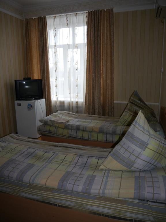 Трехместный (Бюджетный трехместный номер с общей ванной комнатой) отеля Гостинный Двор, Миллерово