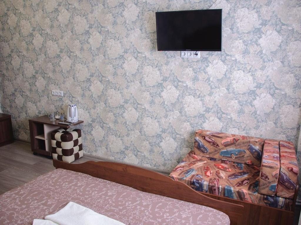 Трехместный (номер с 1 двуспальной кроватью и дополнительным креслом) гостевого дома Катюша, Миллерово