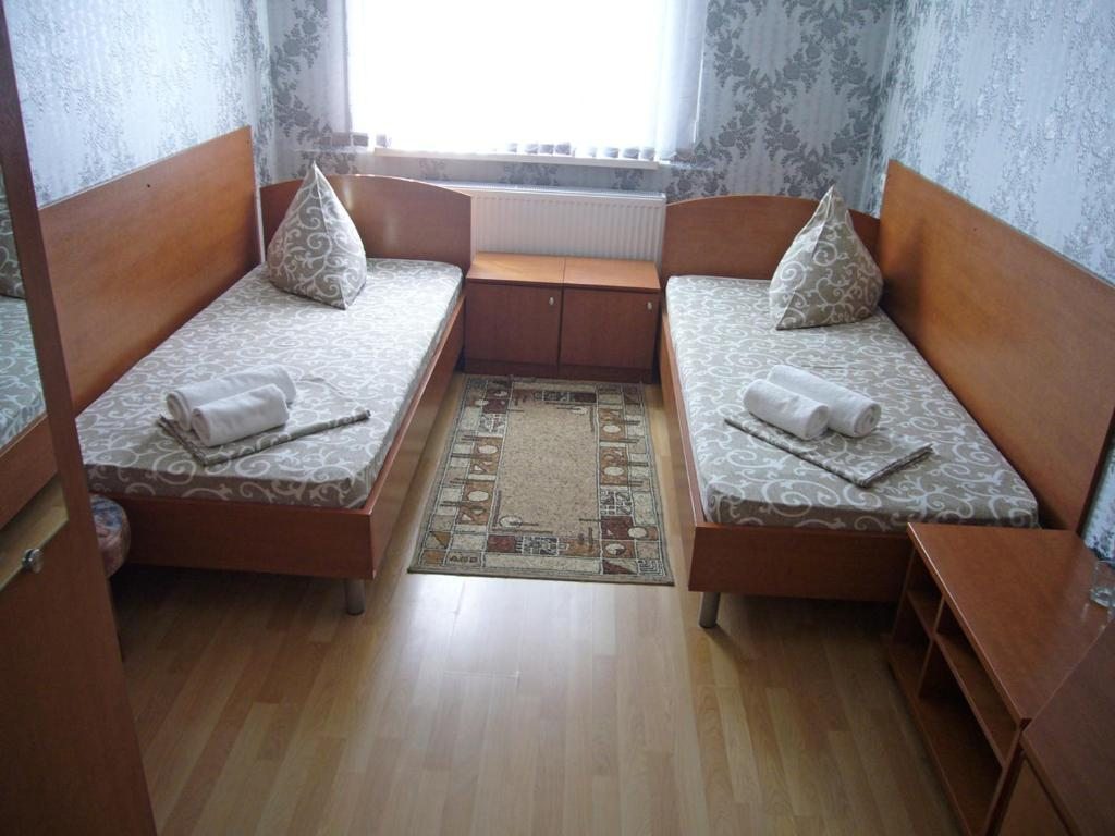 Двухместный (Двухместный номер с 2 отдельными кроватями и общей ванной комнатой) гостевого дома Катюша, Миллерово