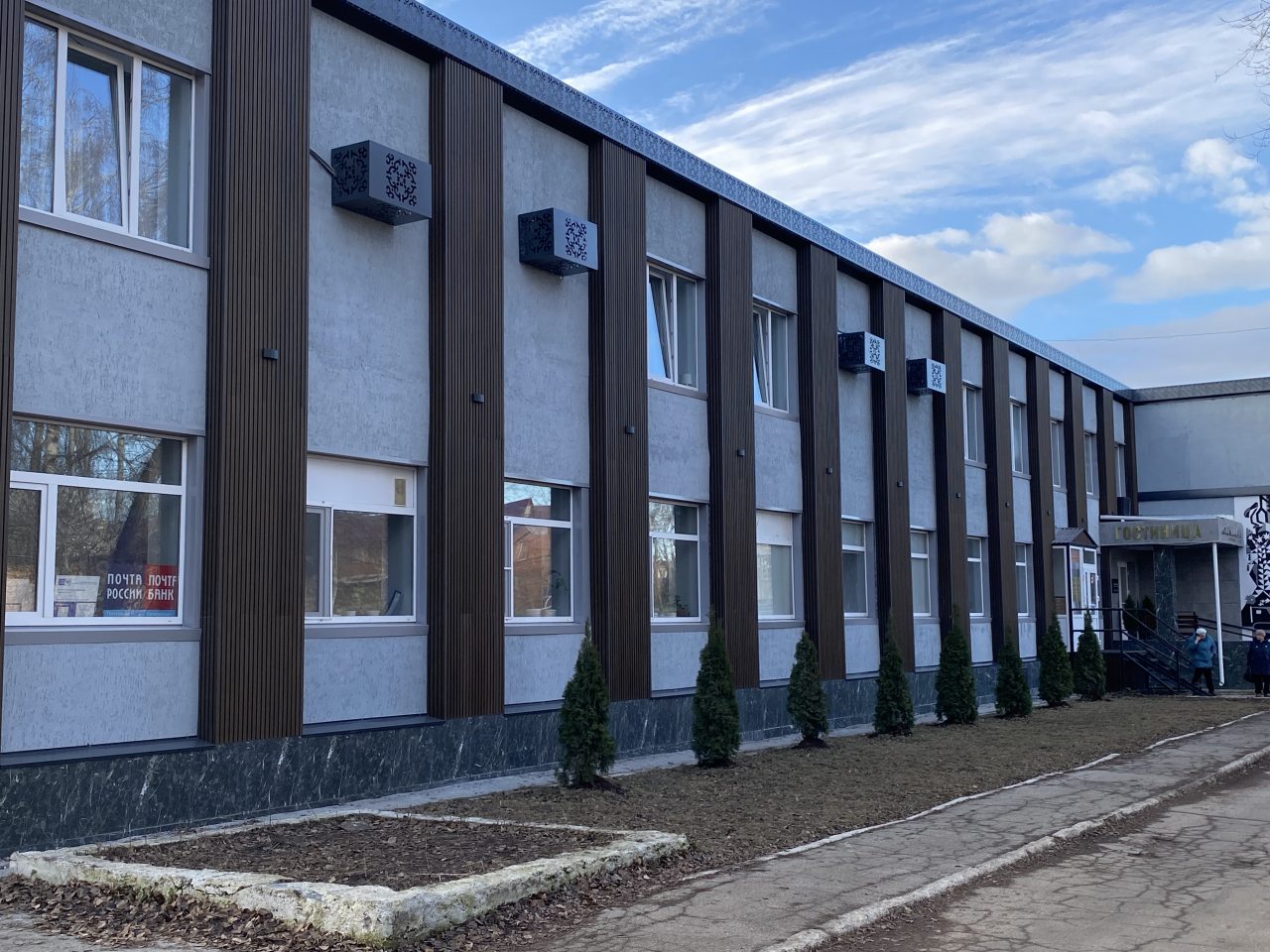 Осенний фасад здания гостиницы «Алтынай»