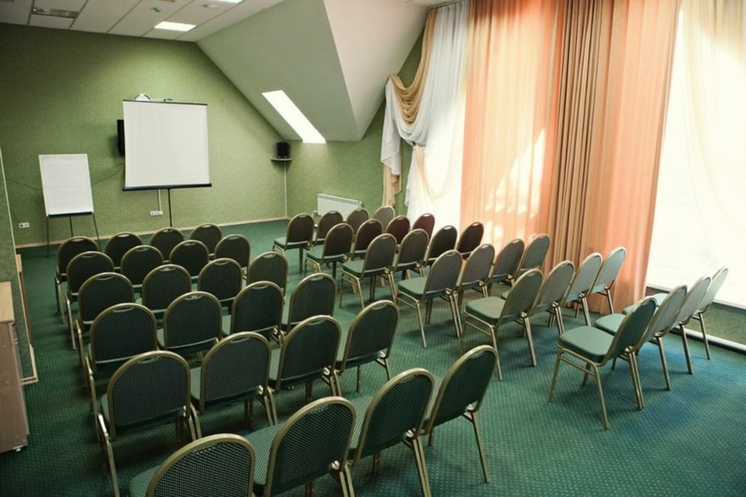 Комната переговоров, Отель Дубрава