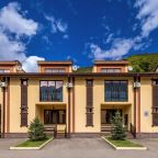 Парковка на территории, Гостевой дом Сердце Поляны