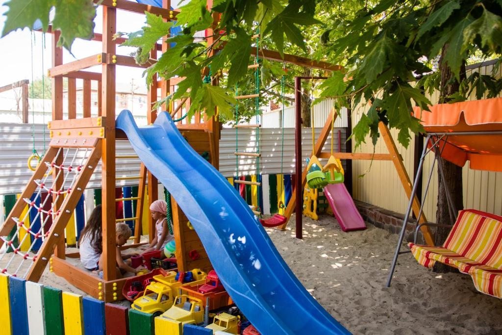 Отдельный двор с детской площадкой