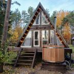 Дом (A-Frame Classic), База отдыха River House