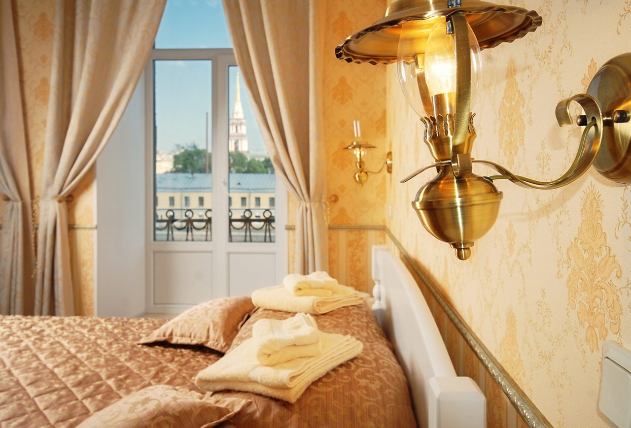 Двухместный (Улучшенный стилистический стандарт с двуспальной кроватью со своим душем и туалетом) гостиницы Эспланада, Санкт-Петербург