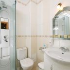 Двухместный (Улучшенный стилистический стандарт с двуспальной кроватью со своим душем и туалетом), Гостиница Эспланада