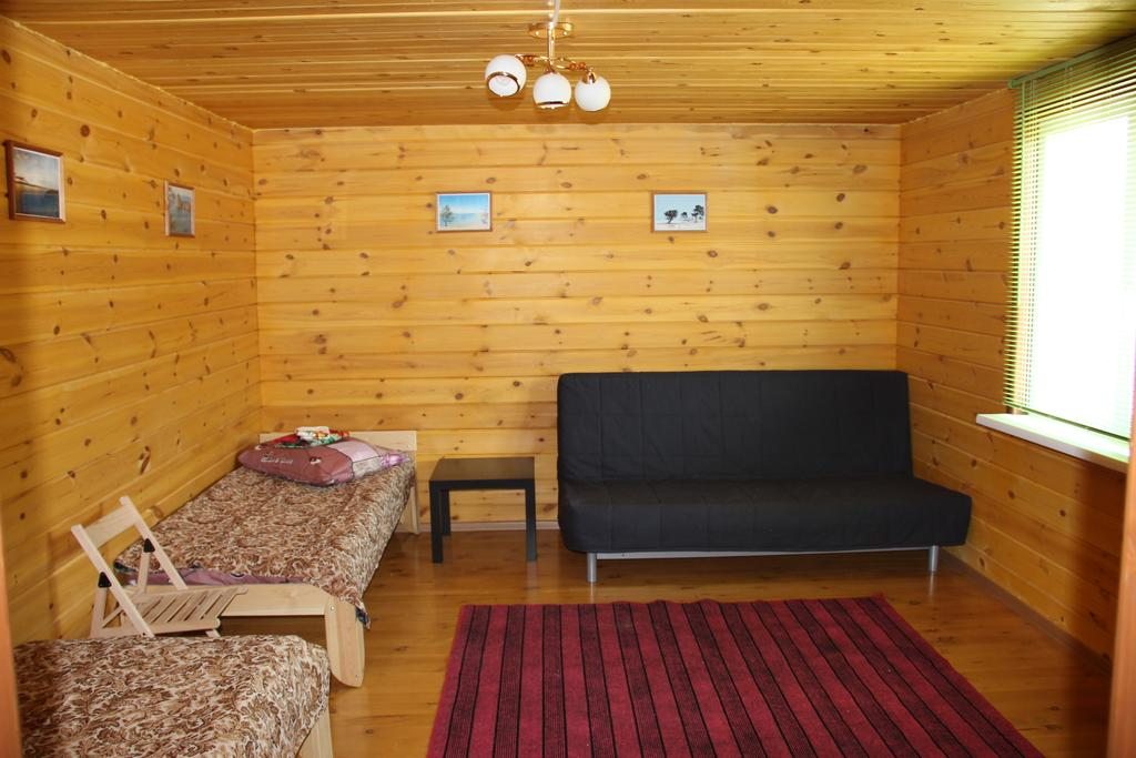 Двухместный (Двухместный номер с 2 отдельными кроватями и душем на этаже) гостевого дома Guest House on Molodyozhnaya st., Хужир