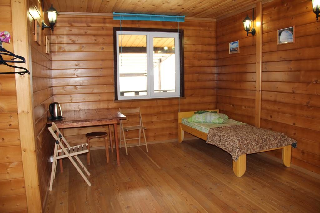 Двухместный (Двухместный номер с 2 отдельными кроватями и собственной ванной комнатой) гостевого дома Guest House on Molodyozhnaya st., Хужир