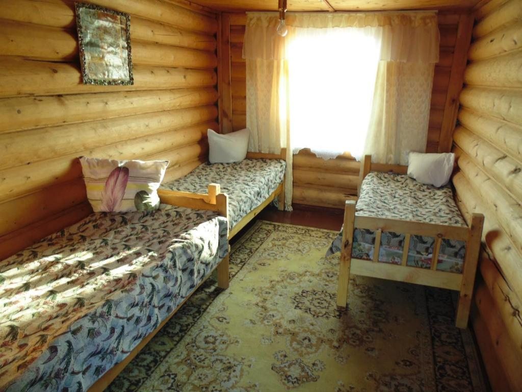 Трехместный (Трехместный номер с внешним туалетом) отеля Байкальский Прибой, Хужир